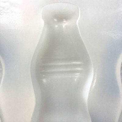 Confezionato con un contenitore di plastica monouso per gelati a forma di bottiglia di bevande dolci